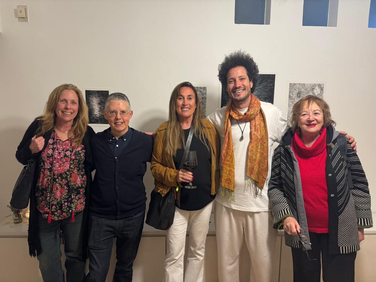 Laura Blumen, Ale Roux y Claudia Monti; Mito Dev; y la gestora cultural Diana Saiegh, durante la inauguración.