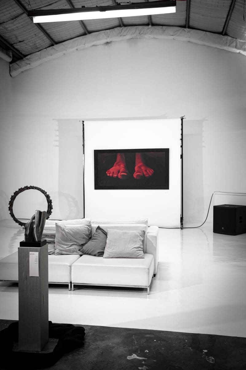 La sala del estudio de Sunshine Labs, con Raíz al fondo.