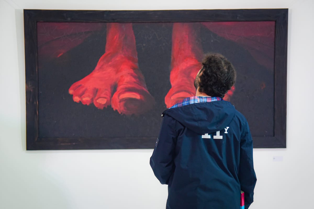 Raíz (2025), acrílico sobre madera, 220 × 120 cm.