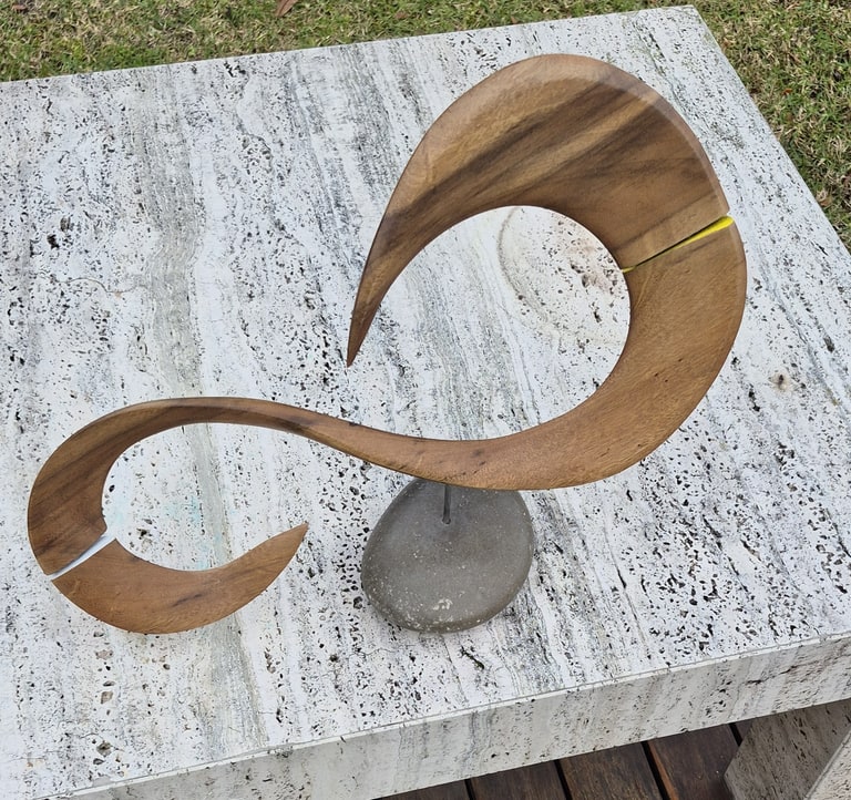 Silencio roto - Escultura en madera y piedra (2026)